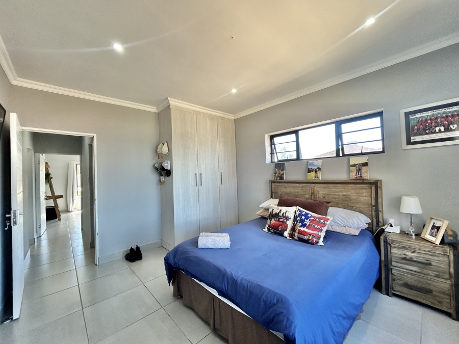 4 Bedroom Property for Sale in Wavecrest Eastern Cape